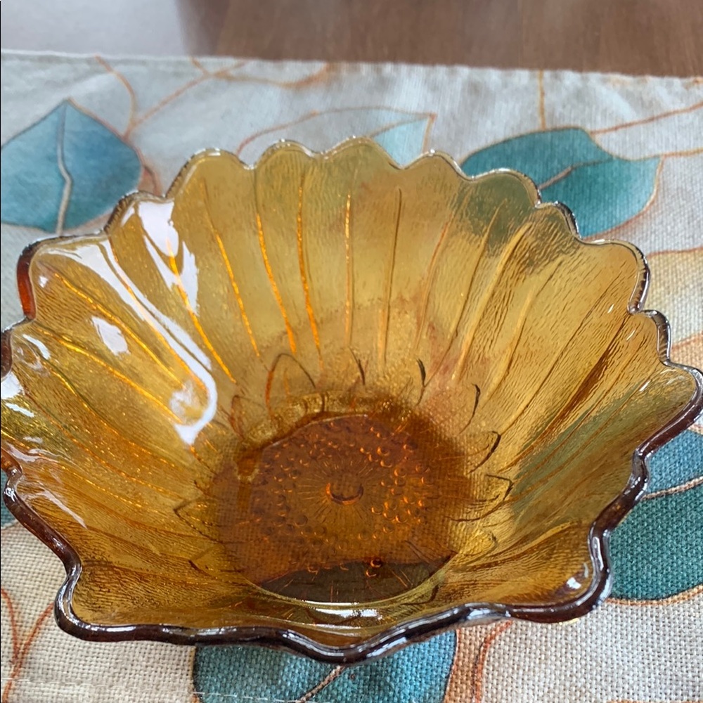 Vintage Indiana glass Sunflower bowl in Amber
